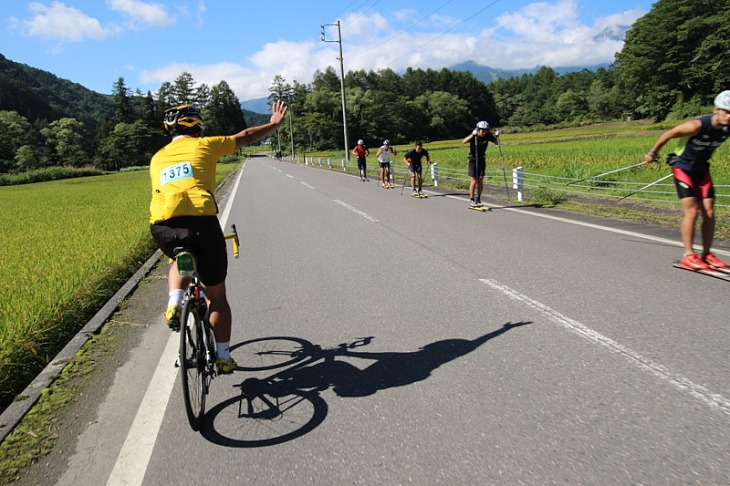 スキートレーニング中の大学生グループが来ました。