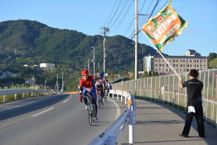 大漁旗でライダー達を応援する