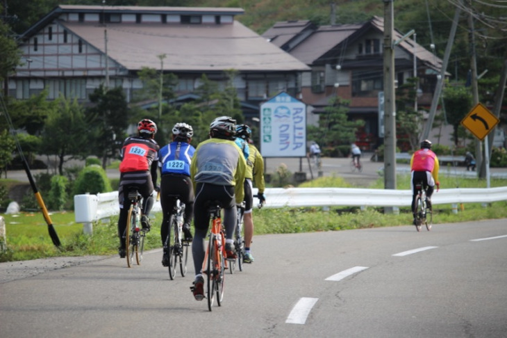 青木湖畔は路面まで乾いています。