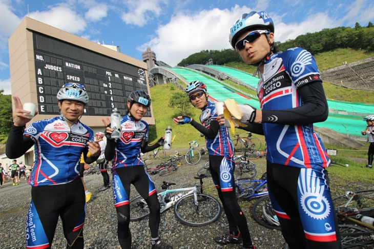 ジャンプ台をバックにハイ、ポーズ!