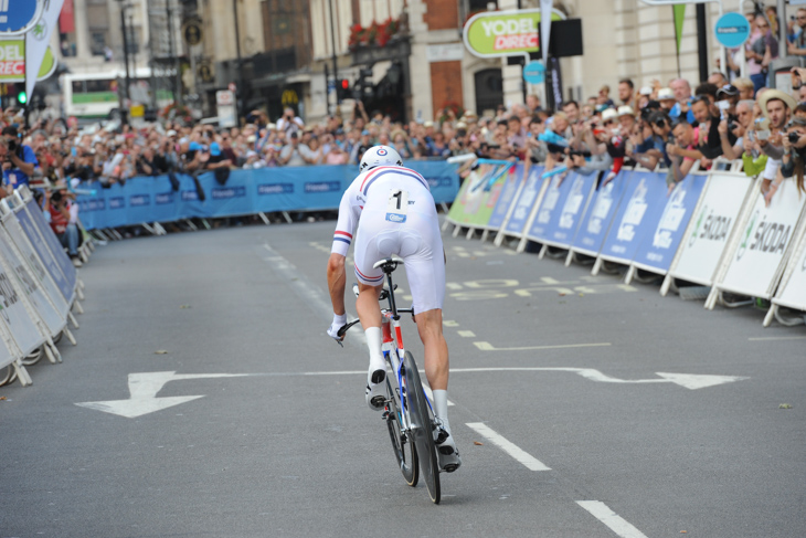 第8aステージ　ロンドン市街地コースに繰り出すブラドレー・ウィギンズ（イギリス、チームスカイ）