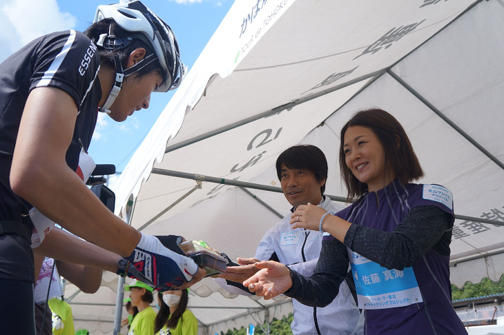 エイドのお手伝いをする東北応援大使の中西哲生さん、佐藤真海さん