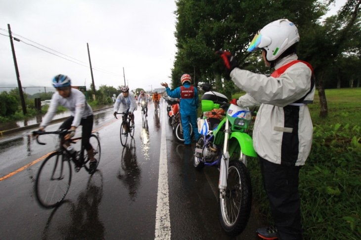 モトスタッフに見送られてスタート。サポートライダーの皆さんと協力して参加者の安全をサポートしてくれた