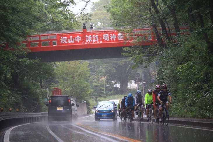 雨粒が叩き付ける中を行く。気温は16℃ほどと寒かった