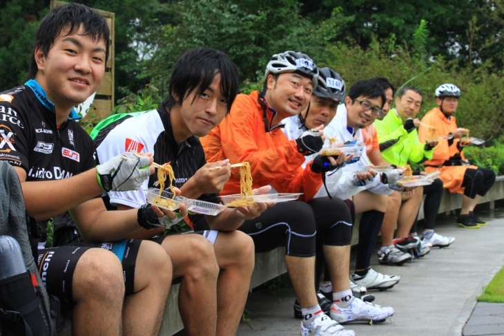 富士宮焼きそばパワーで元気が出てきた？美味しいエイドに皆もスマイル