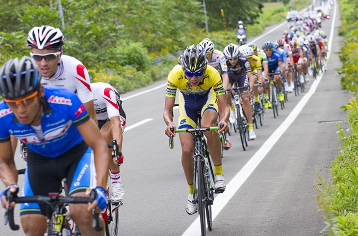 第1ステージ　長く伸びた集団の前方に位置取る徳田優（鹿屋体育大学）