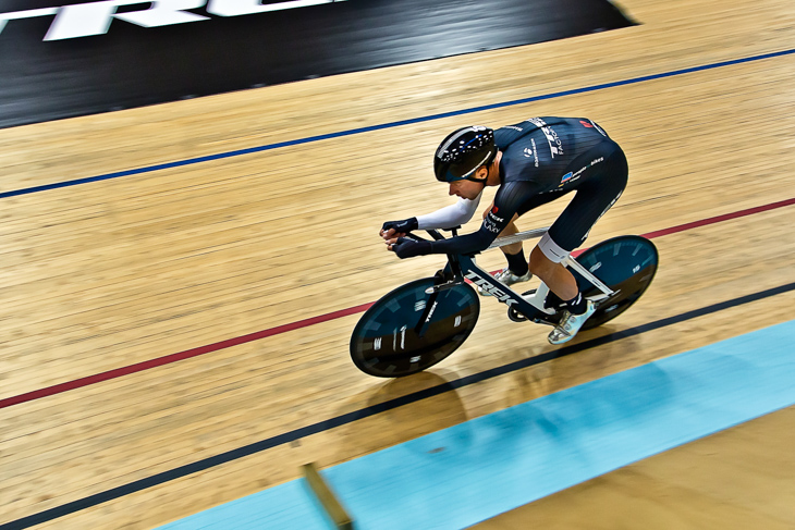 Hour Record Helmetを着用しアワーレコードに挑むイェンス・フォイクト（ドイツ、トレックファクトリーレーシング）