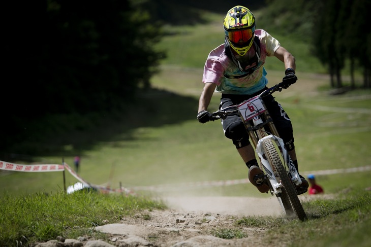 高速区間をぶっ飛ばす九島勇気(玄武/Mondraker)。このレースからバイクをモンドレイカーにチェンジ、いきなりの好走を見せた。