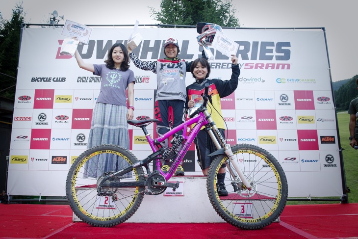 エリート女子、表彰式。1位 末政実緒（DIRTFREAK/SARACEN）、2位 牧野瑠衣、3位 村田実里（VAN-QUISH）。