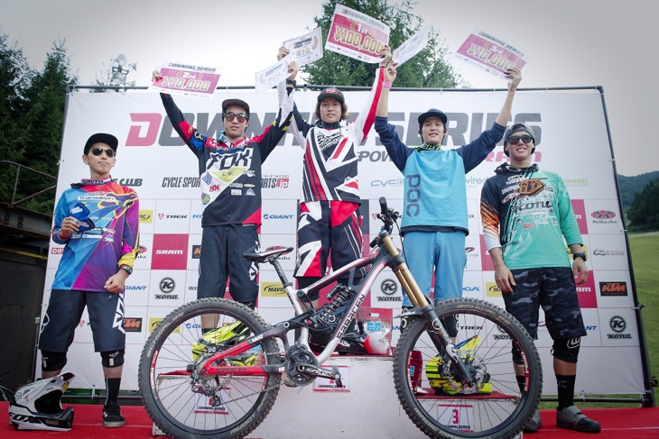 エリート男子、表彰式。1位 清水一輝(MADISON SARACEN)、2位 玄武/Mondraker)、井本はじめ(LoveBikes)、4位 黒沢大介(LOVEBIKES/FUST)、5位 永田隼也(AKI FACTORY TEAM)。