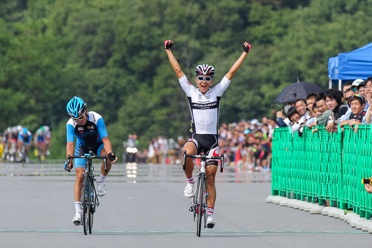 内間康平（ブリヂストンアンカー）が入部正太朗（シマノレーシング）をスプリントで下し優勝