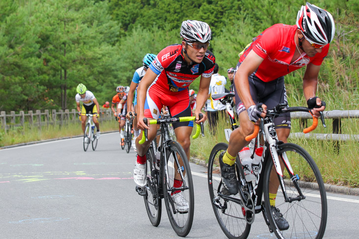 5周目　このレースから実業団で走る小橋勇利（JP SPORTS TEST TEAM-MASSA-ANDEX）がメイン集団先頭で走る