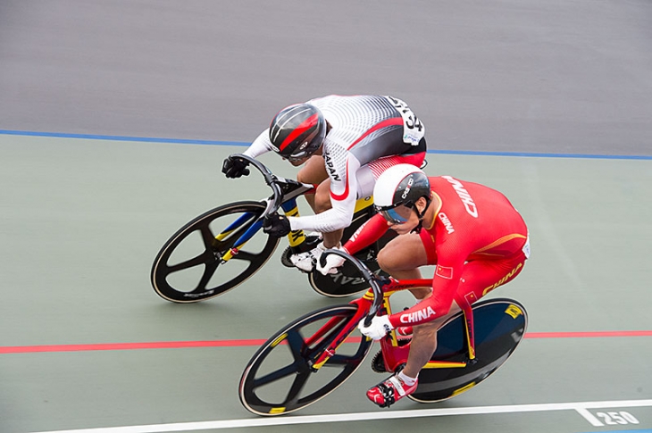 男子スプリント 1/2決勝でサイフェイ・バオ(中国)と競り合う中川誠一郎