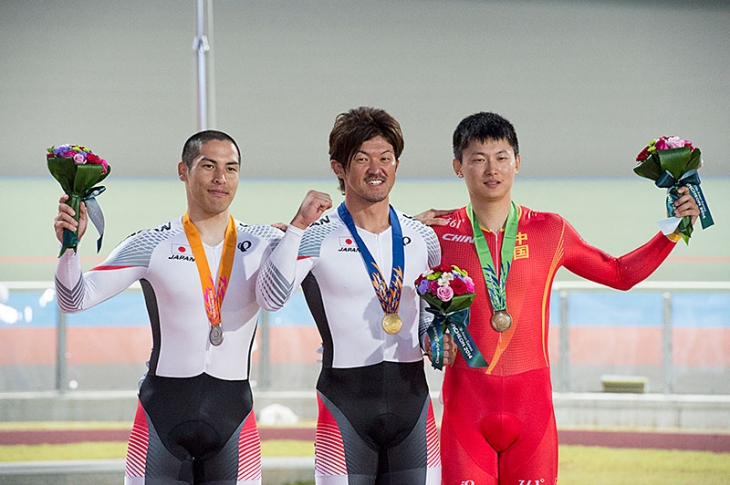 男子スプリント 表彰台に登る河端朋之と中川誠一郎