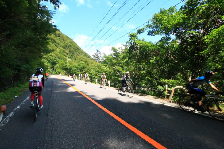 折り返してきた山岳チャレンジコースの参加者たち