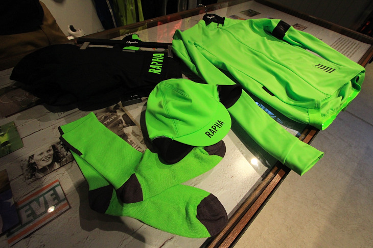 2014秋冬コレクションのテーマカラーはグリーン。プロチームシリーズにも鮮やかなプロダクトがデビューしている
