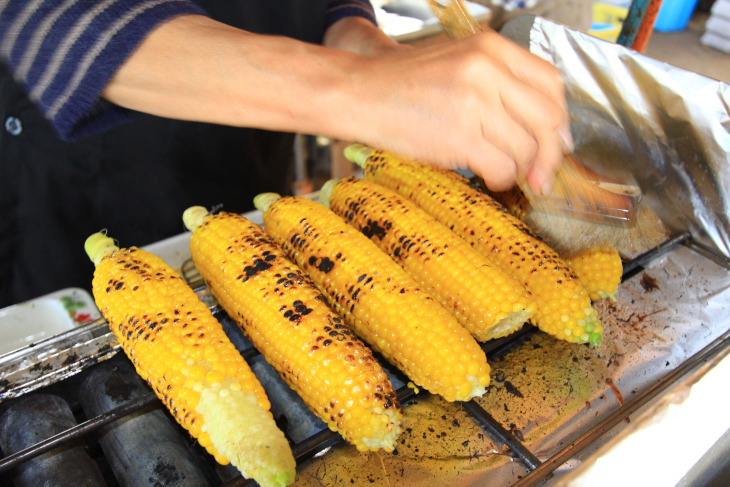 香ばしい醤油の匂いで食欲をそそる焼きとうもろこし。時間に余裕が無く食べられなかったのが残念