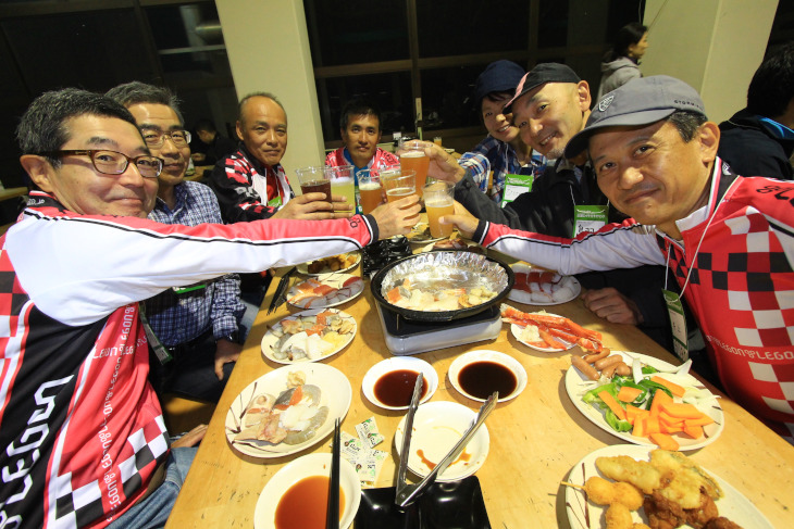 ライド仲間と一緒にビールでカンパ～イ！