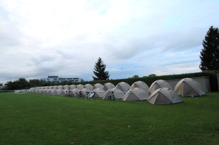 今回の取材の拠点として利用したイベント公式のテント村。ショー会場まで徒歩10分とアクセス抜群