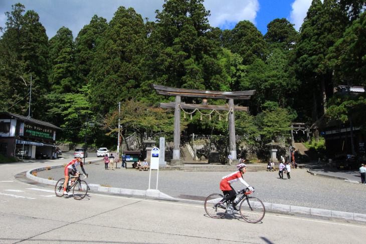 2000年余りに及ぶ長い歴史を誇る戸隠神社前を通過