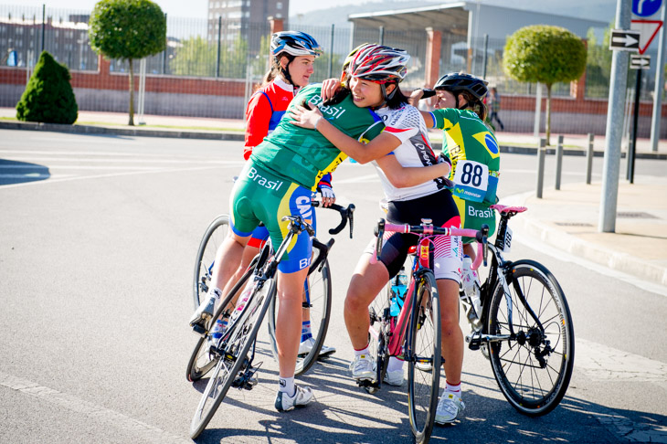 レース後にワールドサイクリングセンターで合宿した仲間と抱き合う坂口聖香