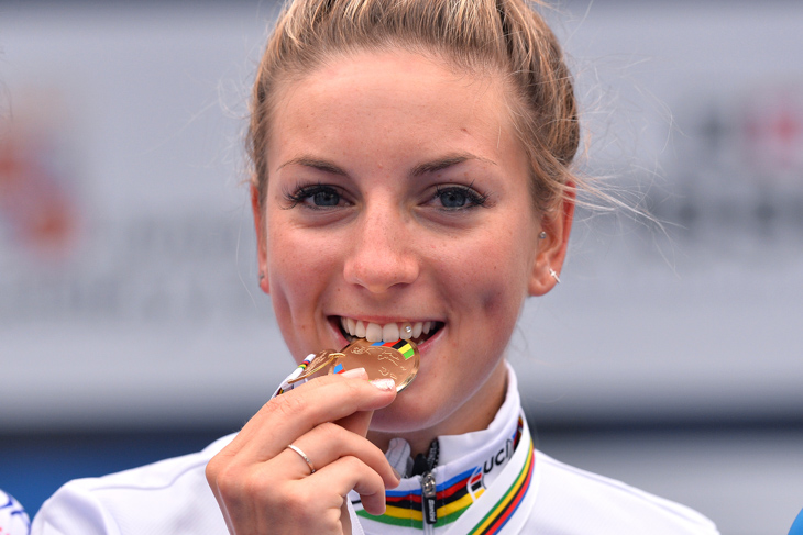 アルカンシェルと金メダルを獲得したポリーヌ・フェランプレヴォ（フランス）