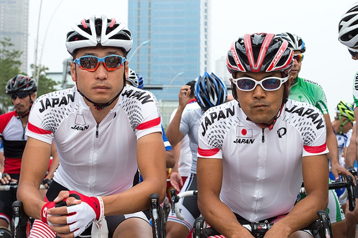 スタートを待つ別府史之(トレックファクトリーレーシング)と宮澤崇史(ヴィーニファンティーニNIPPOデローザ)