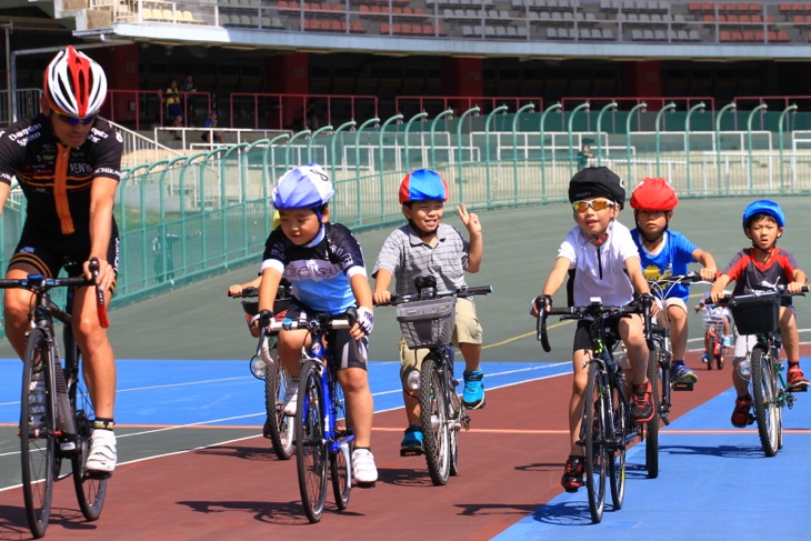 キッズレースも白熱。ロードレーサーに混じってMTBを駆る子どもたちも