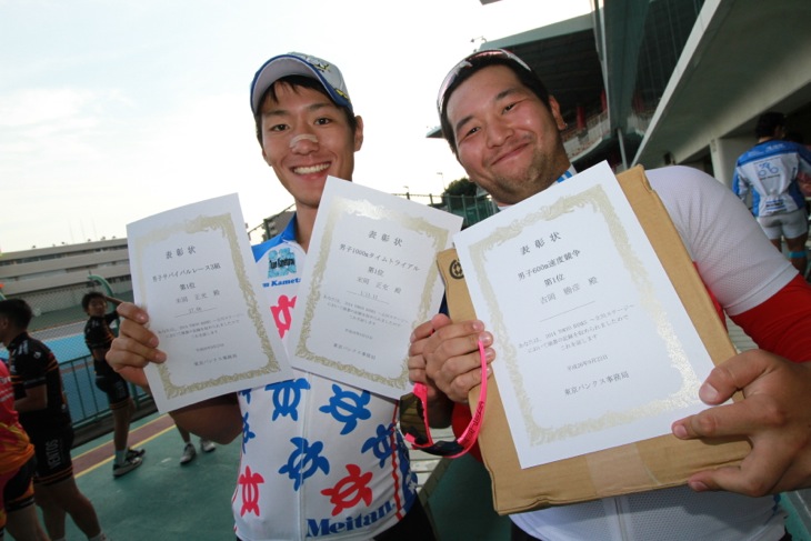 1000mタイムトライアル男子1位の末岡正充さん(左)は 1′11″11の素晴らしいタイム!