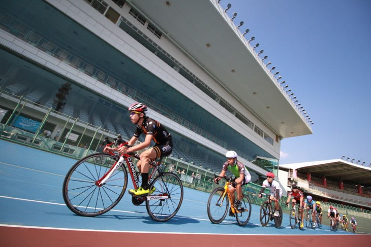 最高の走路と設備の整った立川競輪場がレースの舞台だ