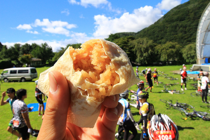 エイドステーションでは地元のグルメが味わえる