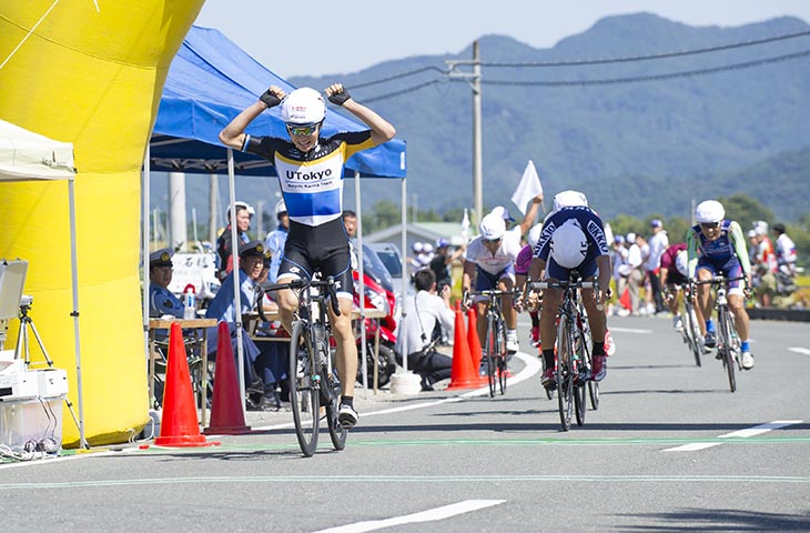 一般男子　ロングスプリントを決めた浦　佑樹（東京大学自転車部競技班）が優勝