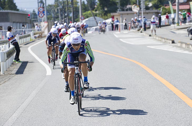 一般男子　集団の先頭を引く高岡亮寛（イナーメ信濃山形）