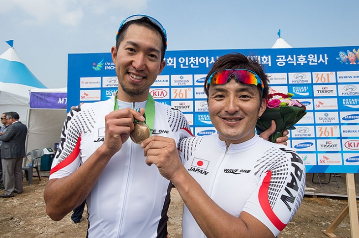 銅メダルを獲得した山本幸平(SPECIALIZED RACING XC)と鈴木雷太コーチ