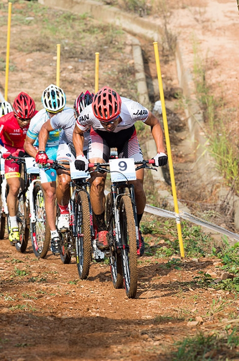 先頭で2周目を走る山本幸平(SPECIALIZED RACING XC)