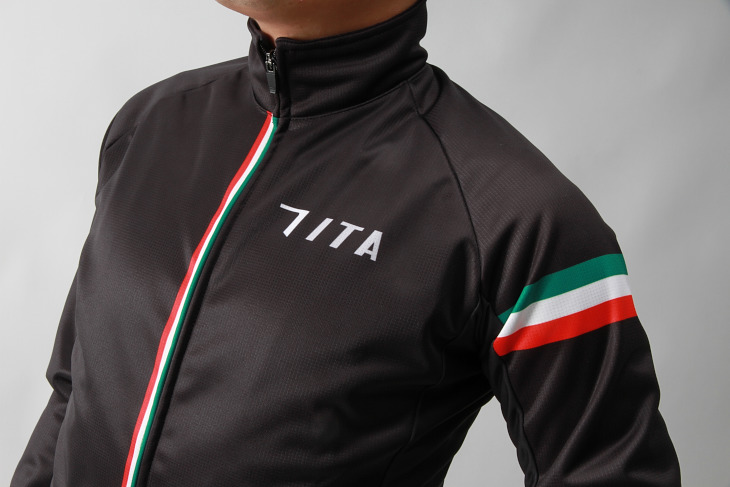 イタリアントリコローレと7-ITAのブランドロゴがアクセントになっているデザイン