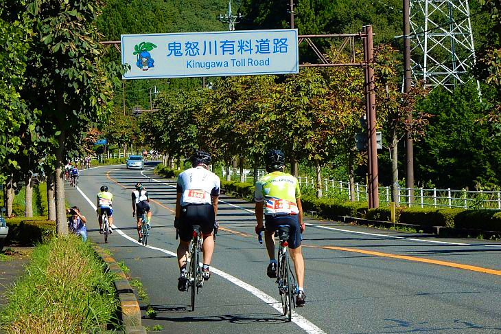 鬼怒川有料道路を登って行きます。