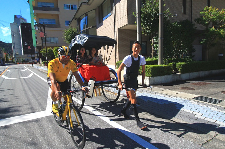 温泉街ならでは人力車。何だか微笑ましいですね。