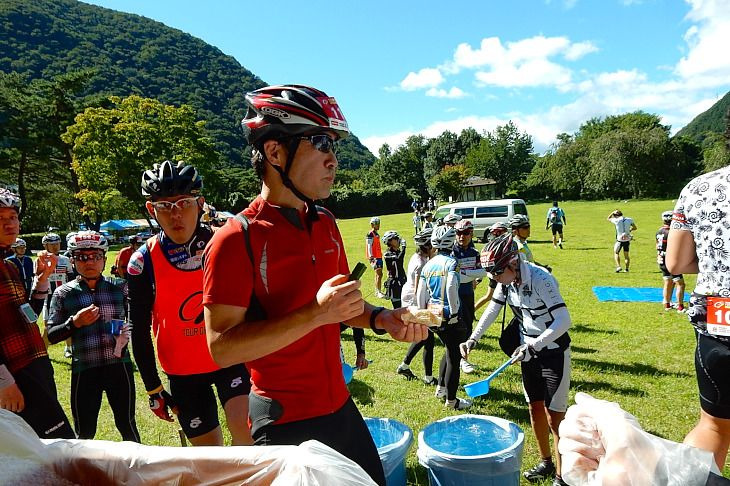 鬼怒川公園エイドの湯葉オニギリは大人気です。