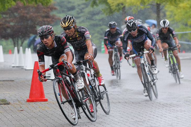 逃げ続ける8人。先頭は2012年大会、高校2年生で2位の岡篤志(EQA U23)