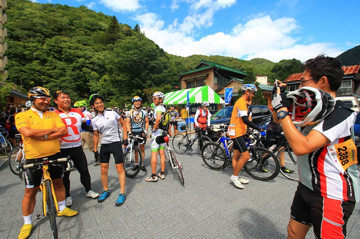 理解不能の記念撮影の列が続きます。