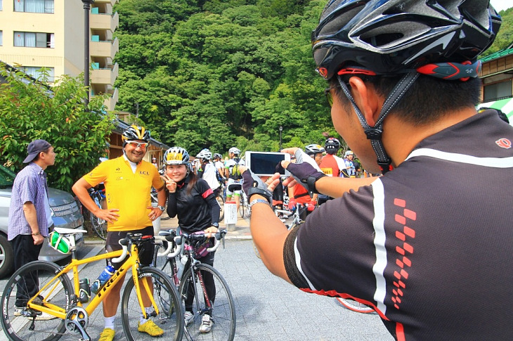 女性ライダーとのショットだけは笑顔が違うぞ？