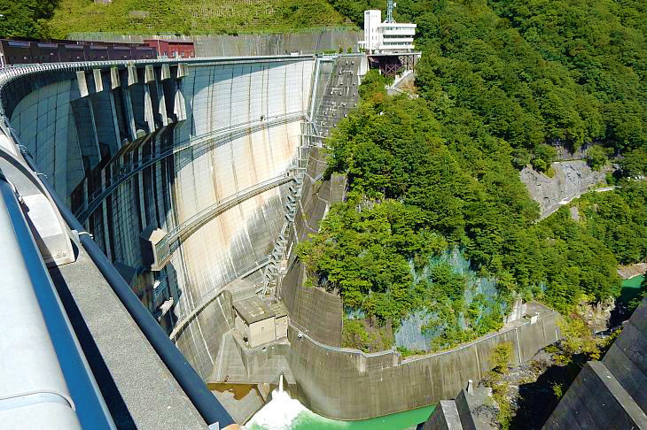 川治ダムです。写真では伝わり辛いですが半端ない高さで非日常の絶景って感じです。