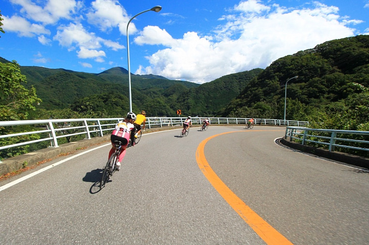 川治ダムから市街地めがけて、抜群の風景の中を一気に駆け降ります。このダウンヒルは最高！