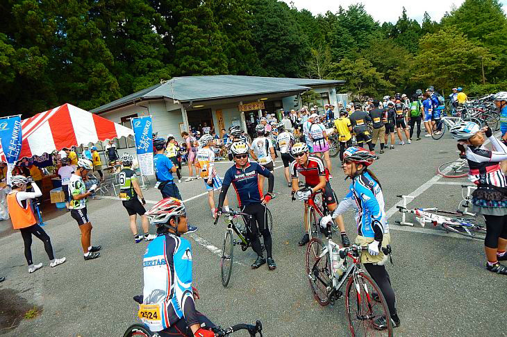 田舎ソバを求めて長蛇の列が続きます。