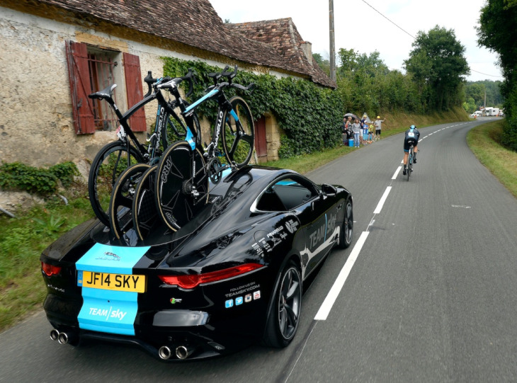 ツール・ド・フランスのTTステージを走るジャガーのチームカー(写真は欧州仕様のFタイブとなり、実際に展示されるXFタイプとは異なります)