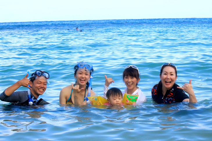 水着を持ってきた参加者はビーチを満喫していました(上の写真の女性も完全に浸かってますね）