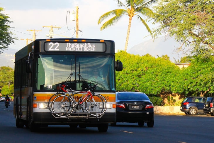 ハワイのバスにはラックが備え付けられていて自転車を載せることができる