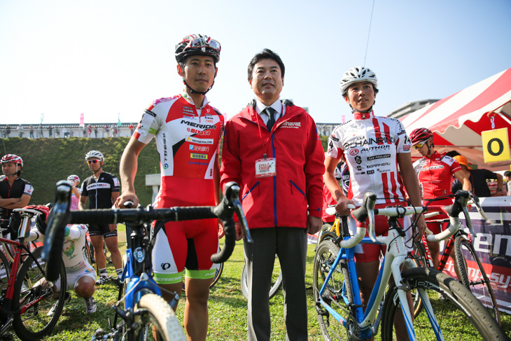 佐藤栄一市長と記念撮影する小坂光(宇都宮ブリッツェンシクロクロスチーム)と宮内佐季子(Team CHAINRING)
