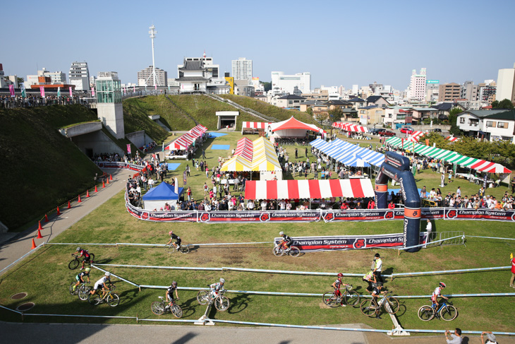 3000人の観客が集まった宇都宮城址公園